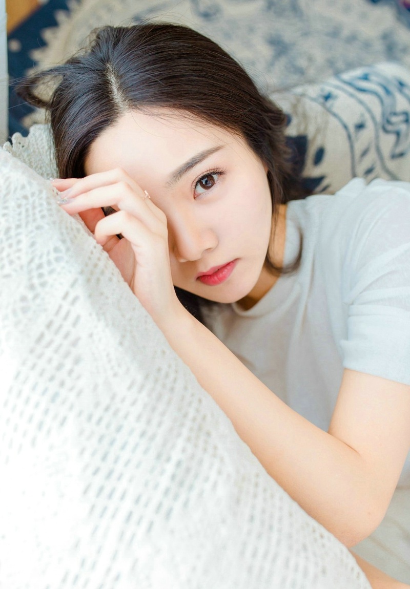 洁白私房内的舒适长腿养眼美女写真集