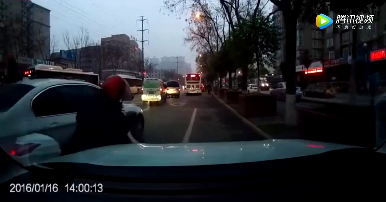 电动车撞车后就开溜，这是有多嚣张啊！