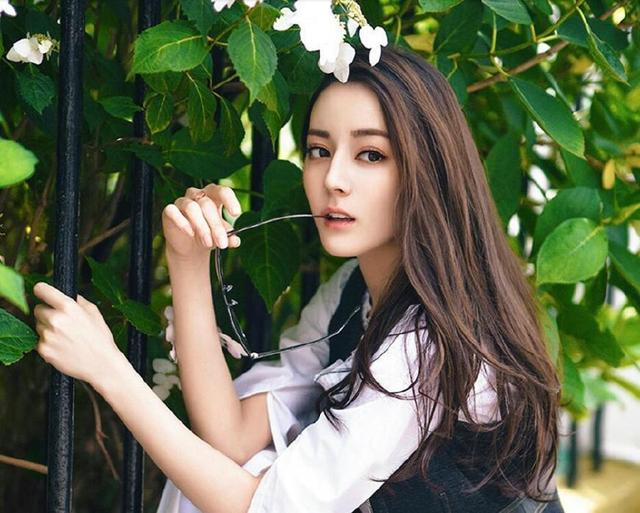 迪丽热巴七夕微博更新,粉丝评论区撒狗粮,网友