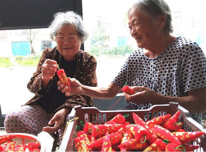 山东郯城:老姊妹耄耋之年比起手艺