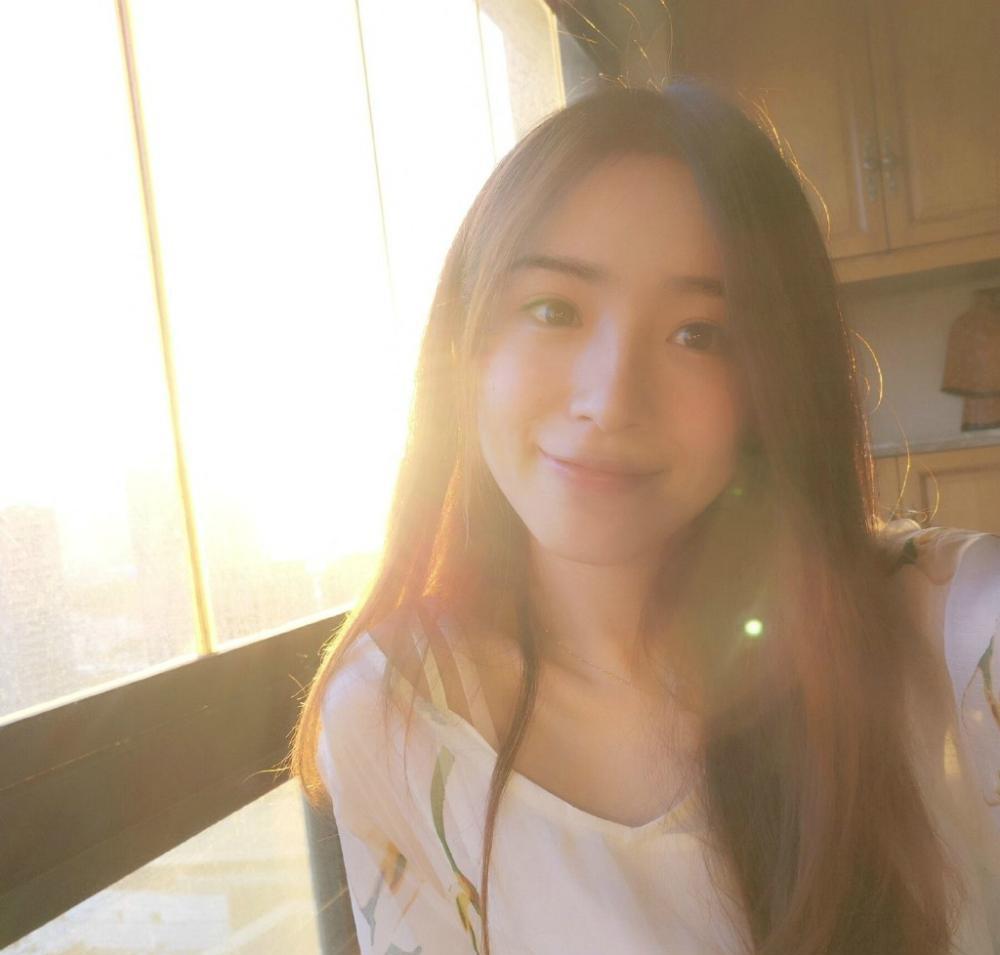 周二珂被LOL若风“表白” 粉丝怒喷: 离她远点