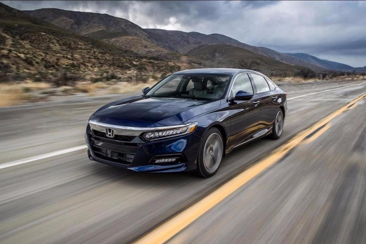 全新雅阁16.98万起，丐版配置齐全，起价18万的凯美瑞慌了吗？