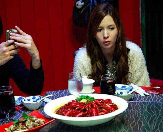 日本人来中国旅游,请中国朋友吃小龙虾,看到账