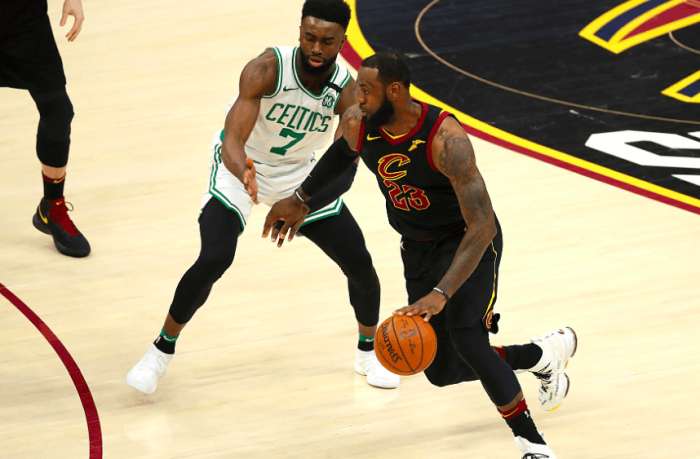 詹姆斯一人击败凯尔特人?他单节12分成骑士头