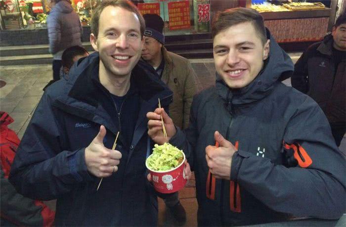 外国网民评论:臭豆腐吃起来像什么?瞧瞧老外是