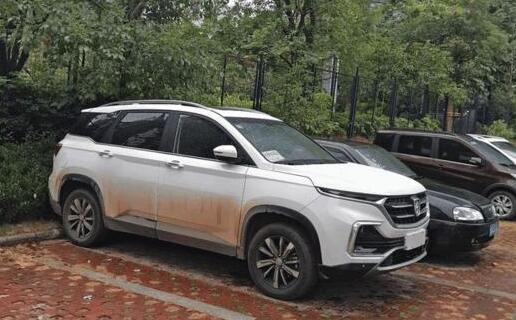 街头偶遇宝骏530，外观比路虎还霸气，7万的价格真厚道！