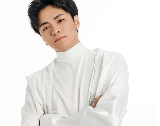 王者荣耀:耀神体验李白新皮肤,放大招的那一刻,想到了金色闪光