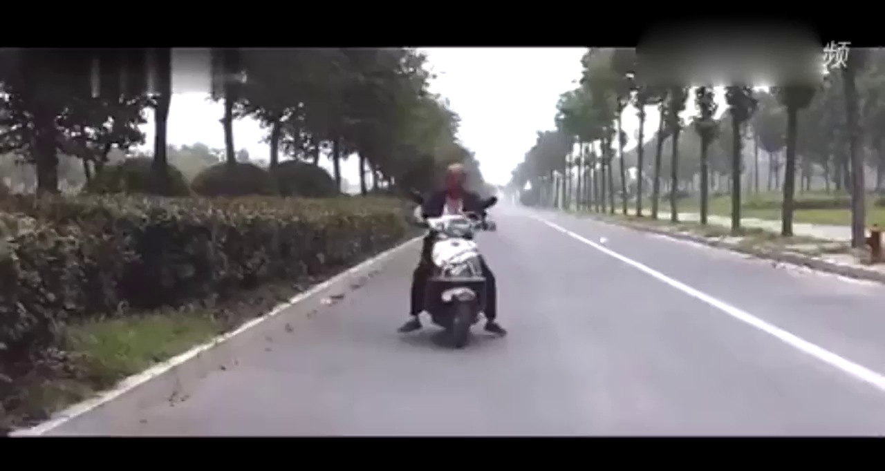 老人骑电动车碰瓷诈好心人三百，到最后却亏大了