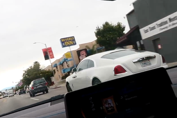 小伙羡慕人家开劳斯莱斯，自己却开三缸宝马，网友：比7系还贵