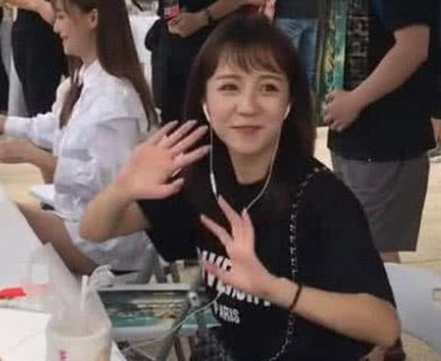 莉哥代表抖音采访uzi，现场一度十分尴尬，网友：放过uzi吧
