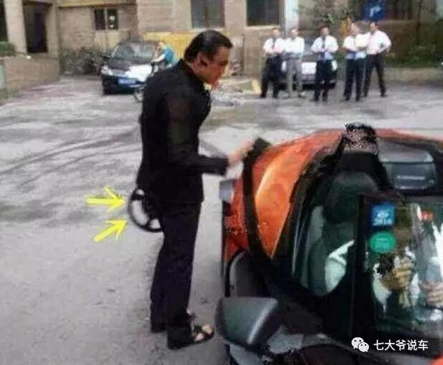 尽管人还在国外,但是周立波限量超跑,都随身携带方向盘!