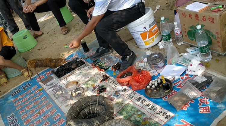 男子街头摆摊卖各种神药,老人们深信不疑,一段时间后被逮捕