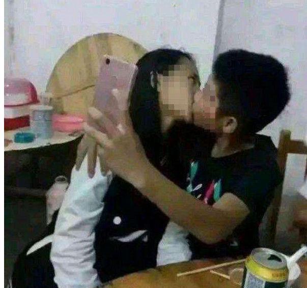 00后小学生同学聚,当众接吻,让人直呼辣眼囚歌课文小学图片