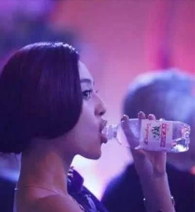 明星涂完口红后怎么喝水,鹿晗用吸管,唐嫣捂嘴