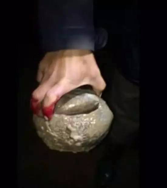 男子夜晚去到河沟捉野外,却被不明物咬伤,抓起