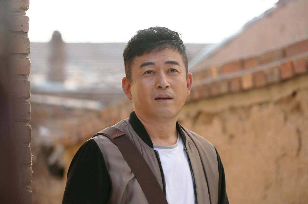 身贫苦父母聋哑,与张歆艺相恋7年闪婚小娇妻,