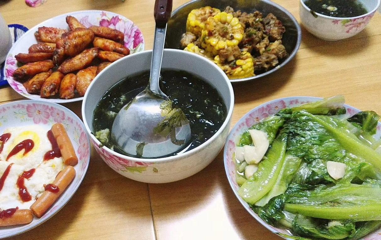 90后小夫妻俩的月薪有2万, 日常晚餐吃的好, 一