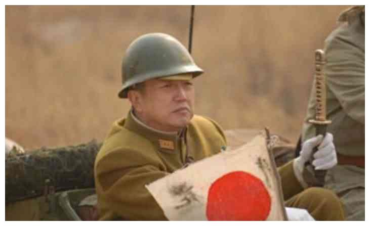 二战中 什么等级的日本军官手持军刀?其实不是军官也可以佩戴!