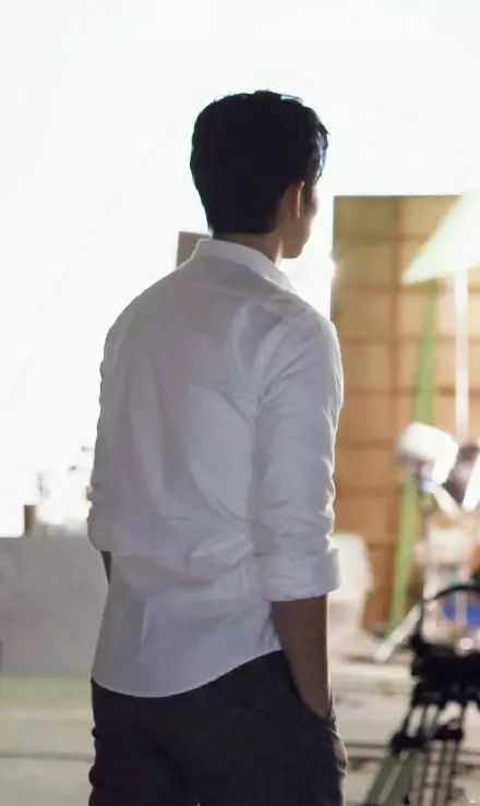 男神的背影都啥样?鹿晗清瘦,杨洋气质儒雅像学