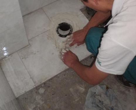 安装马桶用白水泥还是玻璃胶,用不对恶心你一