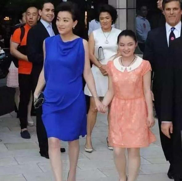 杨澜一双儿女曝光，22岁儿子继承妈妈美貌，18岁女儿却像极了爸爸