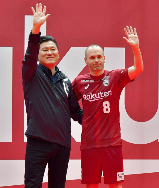 伊涅斯塔亮相神户胜利船高清组图。