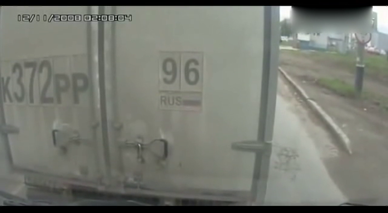 SUV欲强行加塞，大货车不让，接下来让司机乐坏了