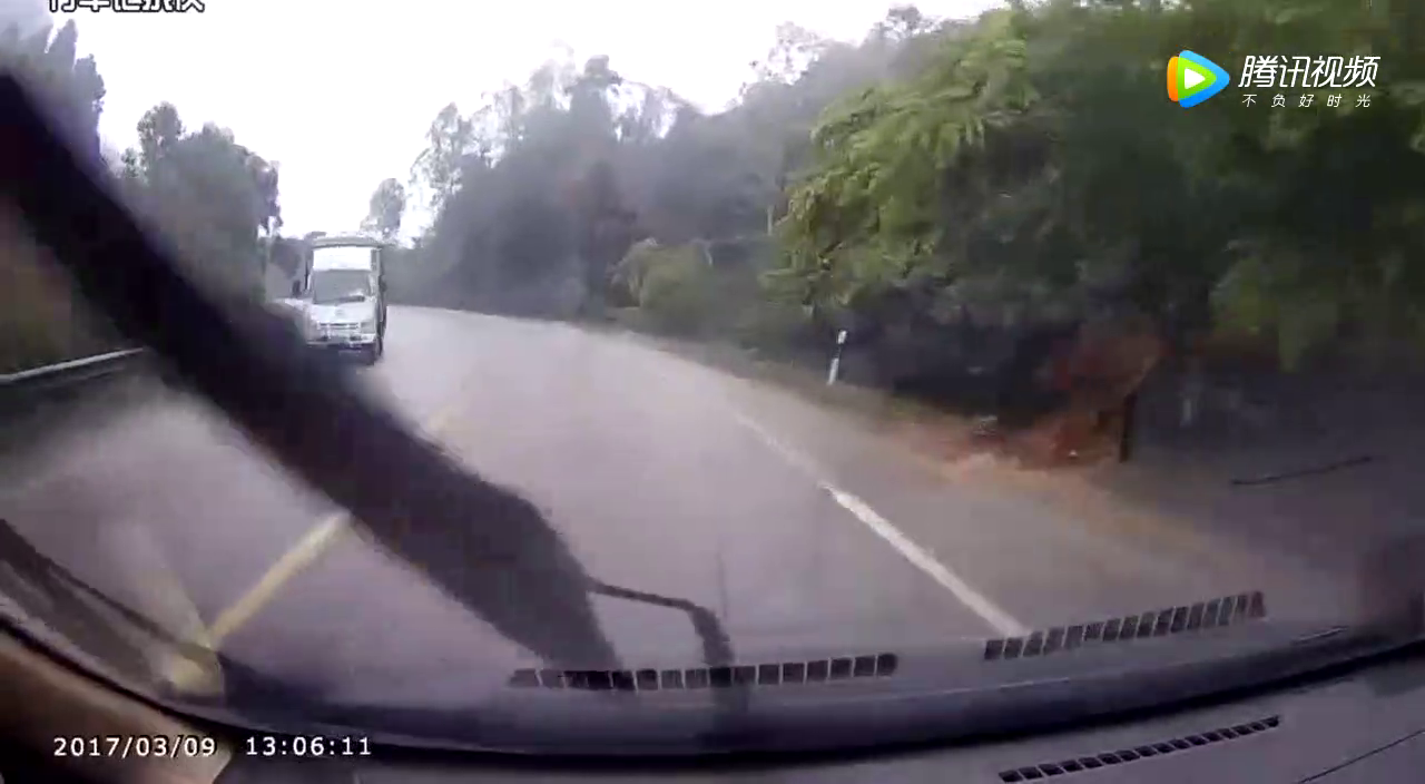 闯红灯电动车女子看见SUV冲过来，抢道不减速，被SUV教训了