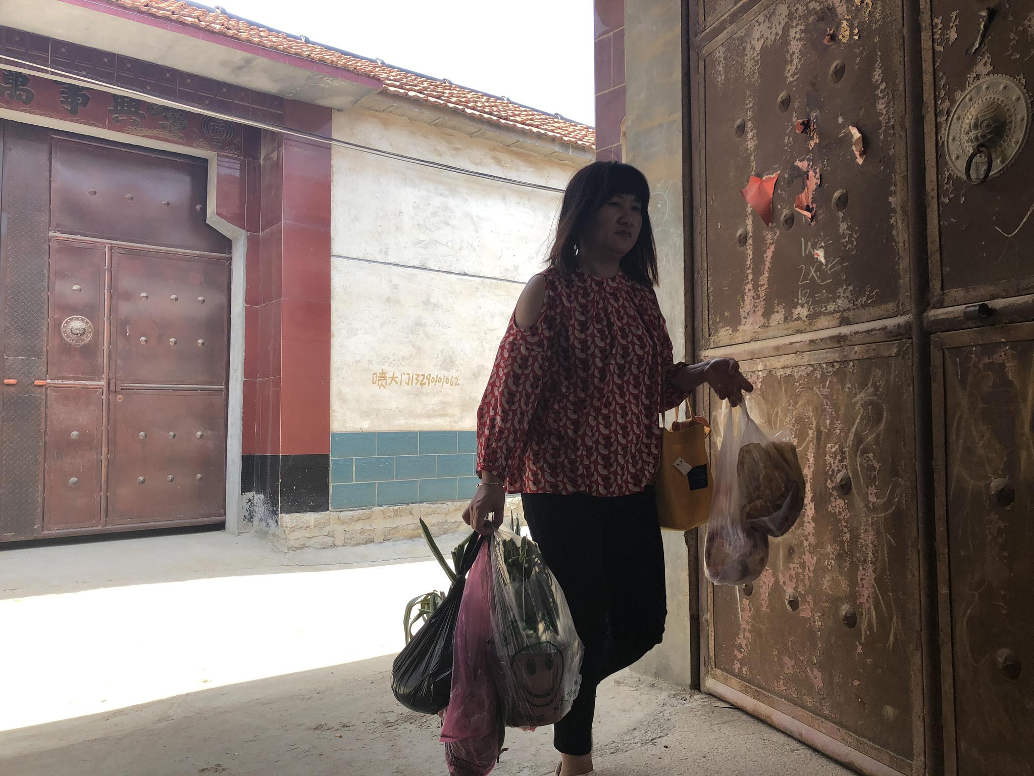 媳妇回农村婆家过生日,看到锅上的一层灰,她决定不回城里的家了