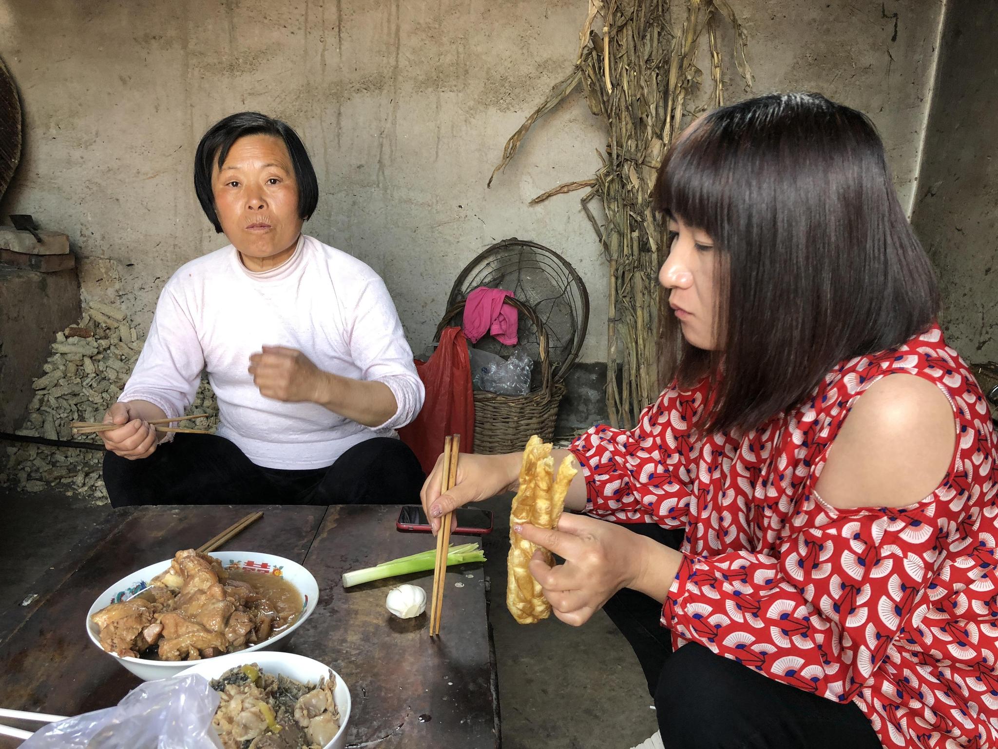 媳妇回农村婆家过生日,看到锅上的一层灰,她决定不回城里的家了