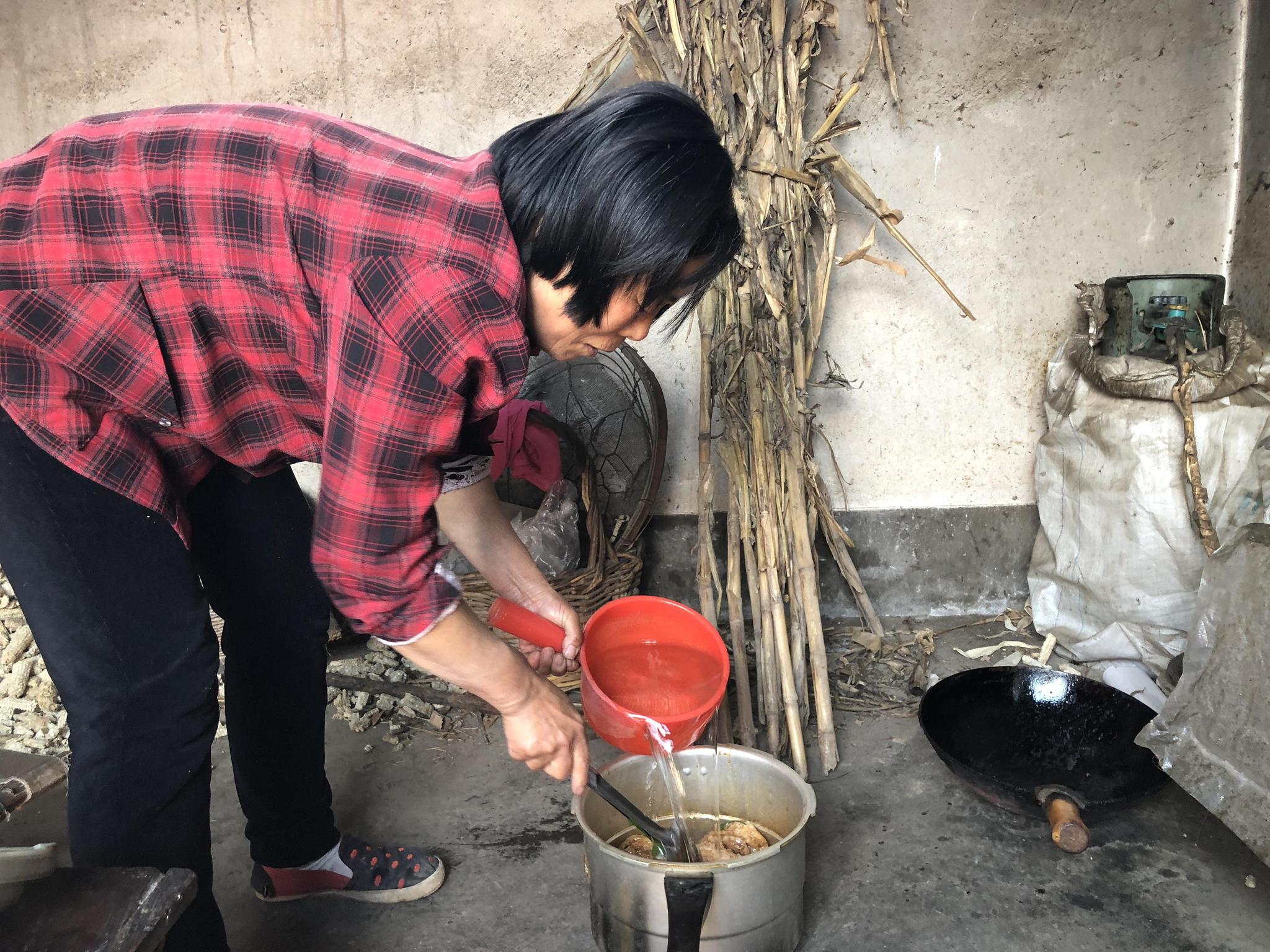媳妇回农村婆家过生日,看到锅上的一层灰,她决定不回城里的家了