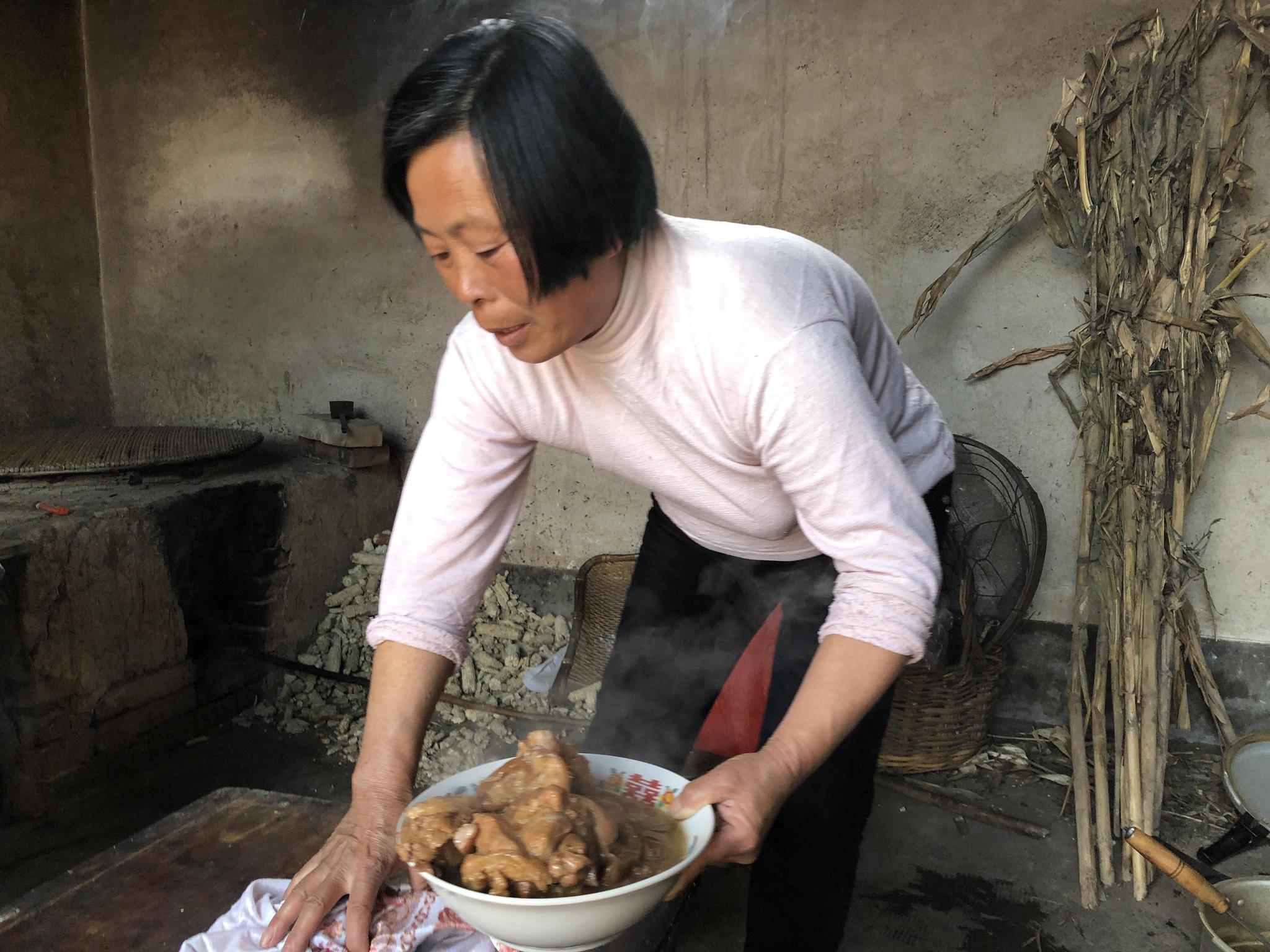 媳妇回农村婆家过生日,看到锅上的一层灰,她决定不回城里的家了