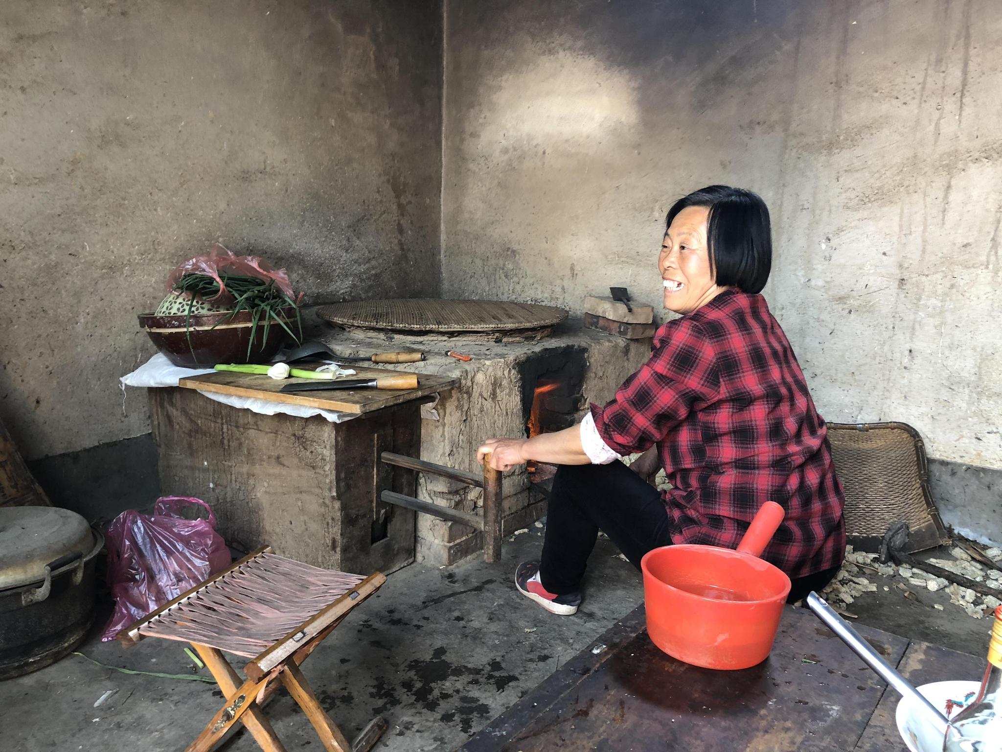 媳妇回农村婆家过生日,看到锅上的一层灰,她决定不回城里的家了