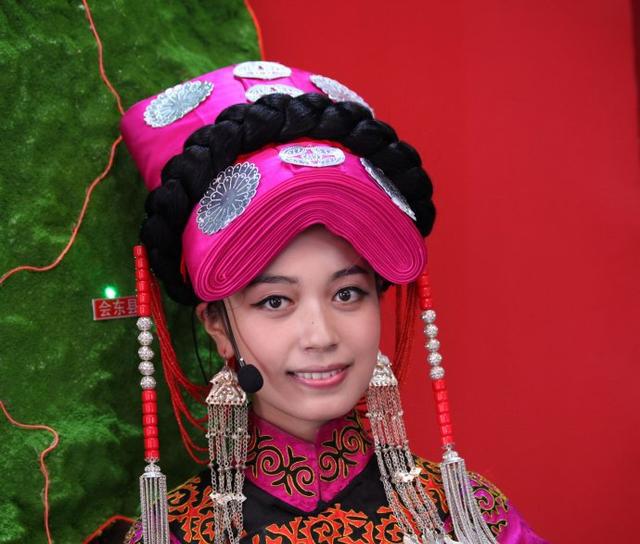 实拍来自四川大凉山的彝族美女（图）