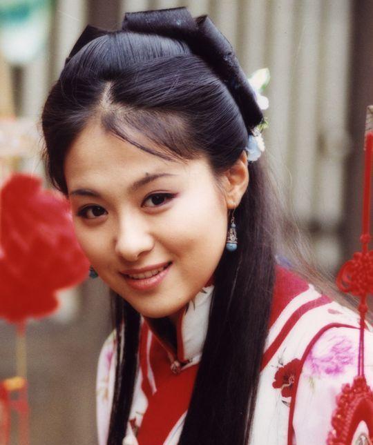 她21岁出道凭一颗痣走红 曾因耍大牌被打耳光 现嫁给乾隆后裔