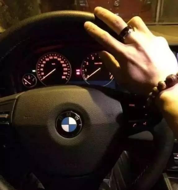 哥以前开着保时捷, 自从玩了文玩之后.