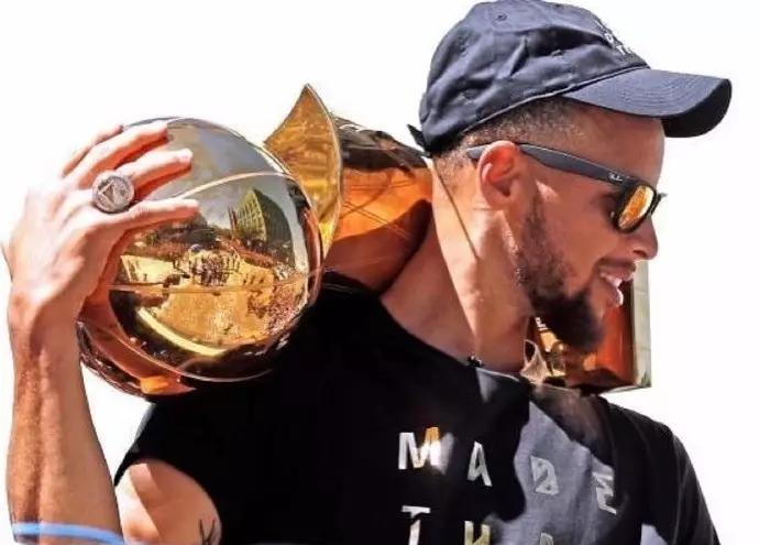 虽然库里再一次与fmvp失之交臂,但是他今年在nba总冠军游行上的帅气