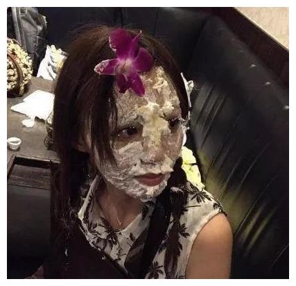 妹子,你这也过分了,竟让孩子闻你的臭脚丫子,你