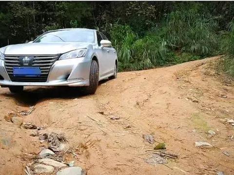 开着丰田皇冠去爬山！