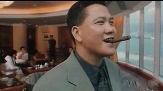 61岁万梓良，当众亲吻小16岁娇妻毫不避嫌，网友:辣眼睛!