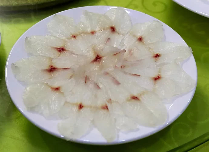 实拍:横县特有美食--20多种调料生鱼片!