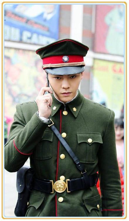 当吴亦凡与陈伟霆同穿军装,网友:终于知道帅气