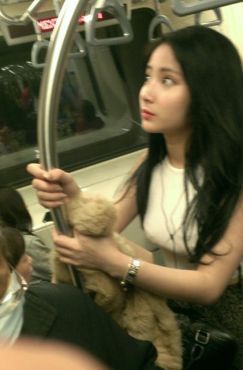 今天早上上班坐地铁,一上地铁就看见了这个美女姐姐,姐姐很漂亮,一下