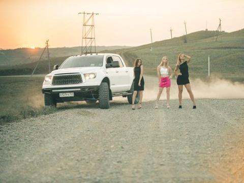 丰田坦途演绎美女与野兽，是男人都该拥有这样一辆耐操的丰田坦途