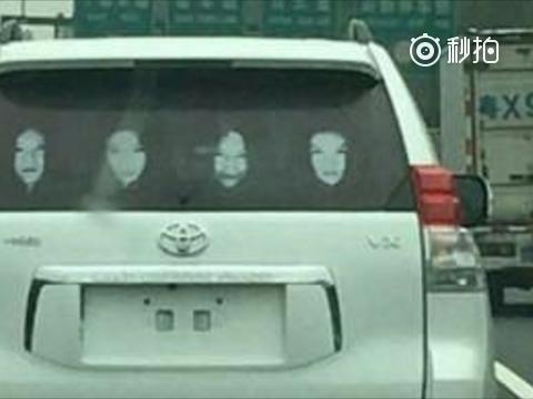 高速上拦下一辆无牌普拉多, 车窗上一张贴纸成为“亮点”