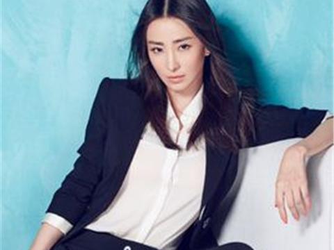 17岁成空姐，却转行做演员，还赔了300万，今开宝马5系依旧未红！