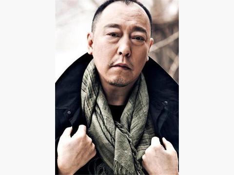 因太丑，父母劝他当木匠，却在46岁演奴才走红，今开牧马人出行！