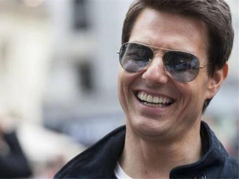 名气不输成龙，56岁还跳楼爬悬崖，今开宝马i8，敬业程度令人臣服