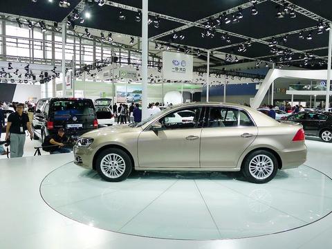 聪明人都不买迈腾，现在流行这款车，仅8万，车标还是国人的信仰