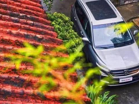 宝骏530新车标似凶猛鲨鱼，百里油耗6.9L，预计8万！